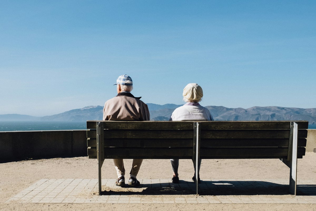 Couple de retraités face à la mer, symbole de la préparation de la retraite